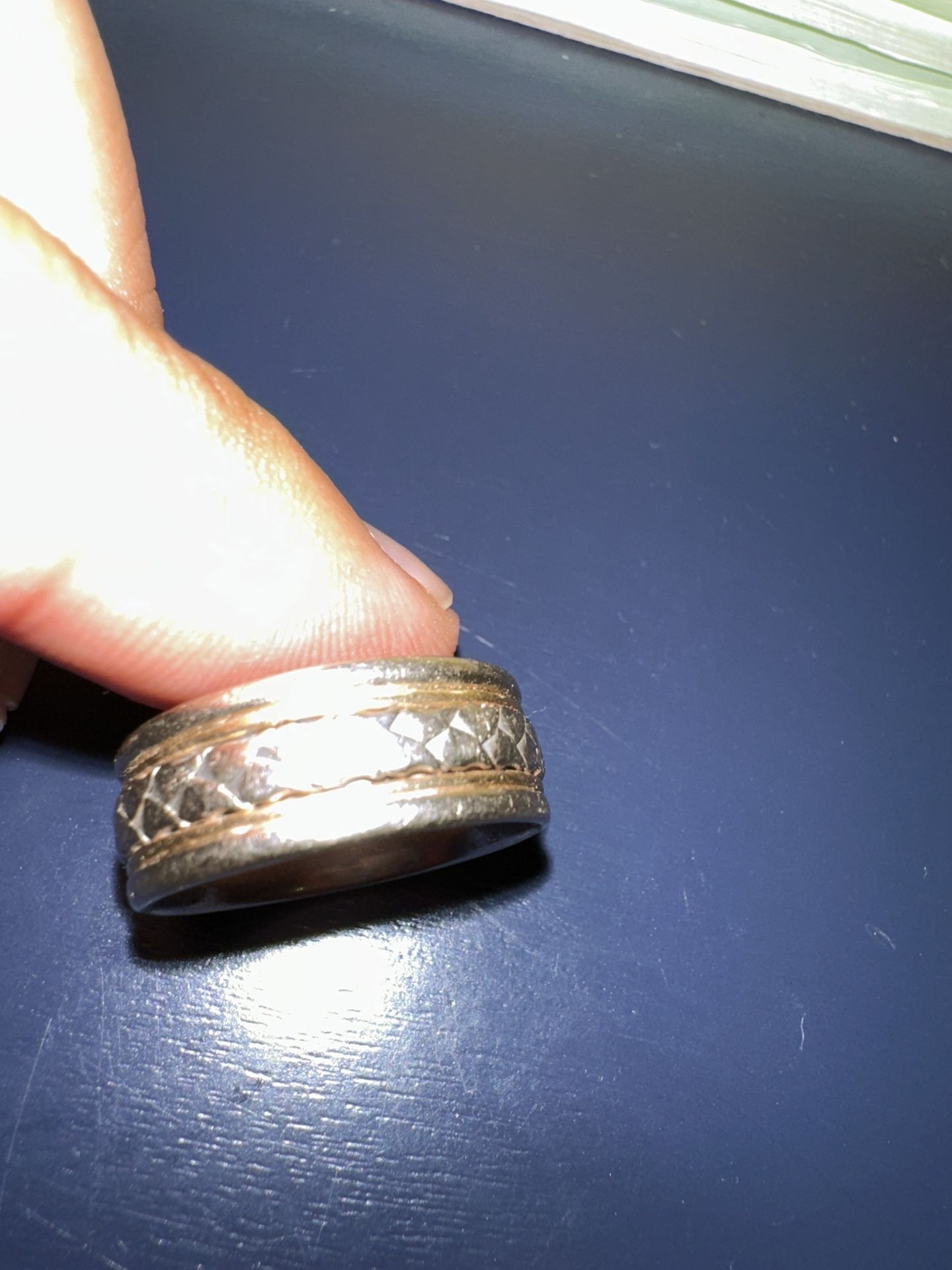 ⸻ 💎 14K Solid Gold Men’s Band – Two-Tone Hammered Design – Mint Condition
