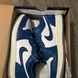 Air Jordan 1s low. (Size 4y)