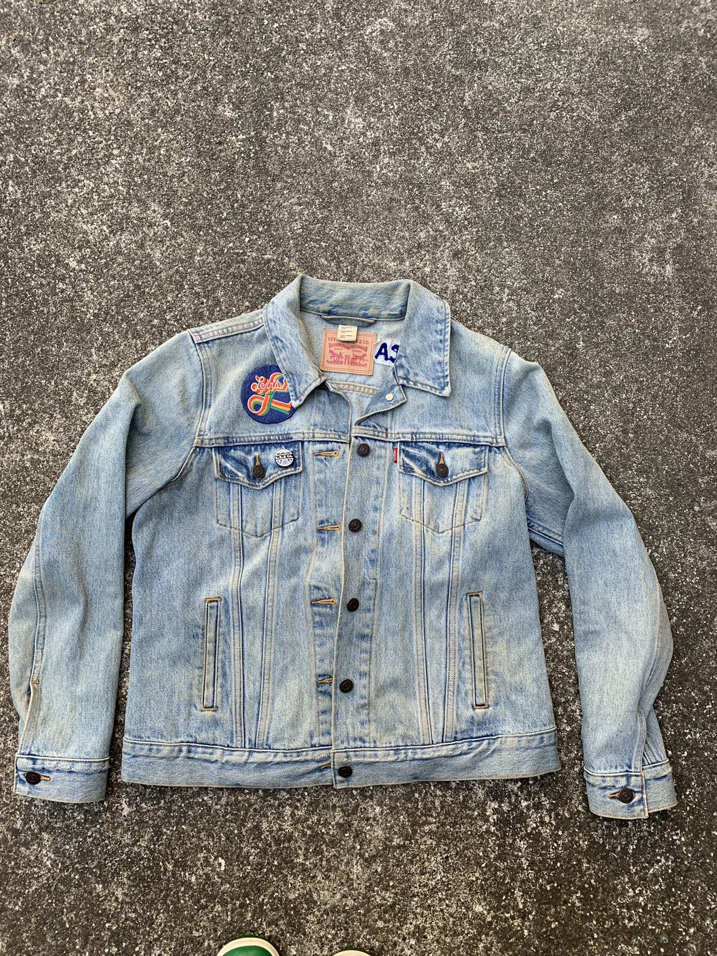 Levi’s denim jacket with patches and embroidery size small