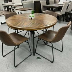 Centiar Brown Round Dining Room Set

5-PIECE (TABLE+ 4 SIDE CHAIRS)