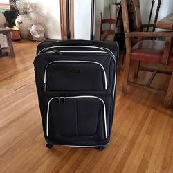 Kenneth Cole expandable spinner 27”
