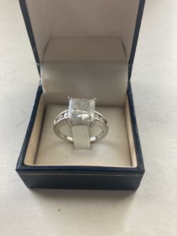 Vintage 925 Sterling silver ring with cubic zirconia side stones. Size 8