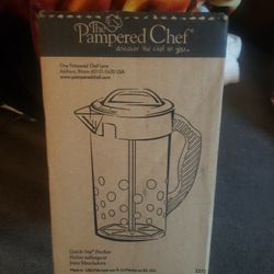 The pampered chef retired quick stir pitcher. 2 qt. 
