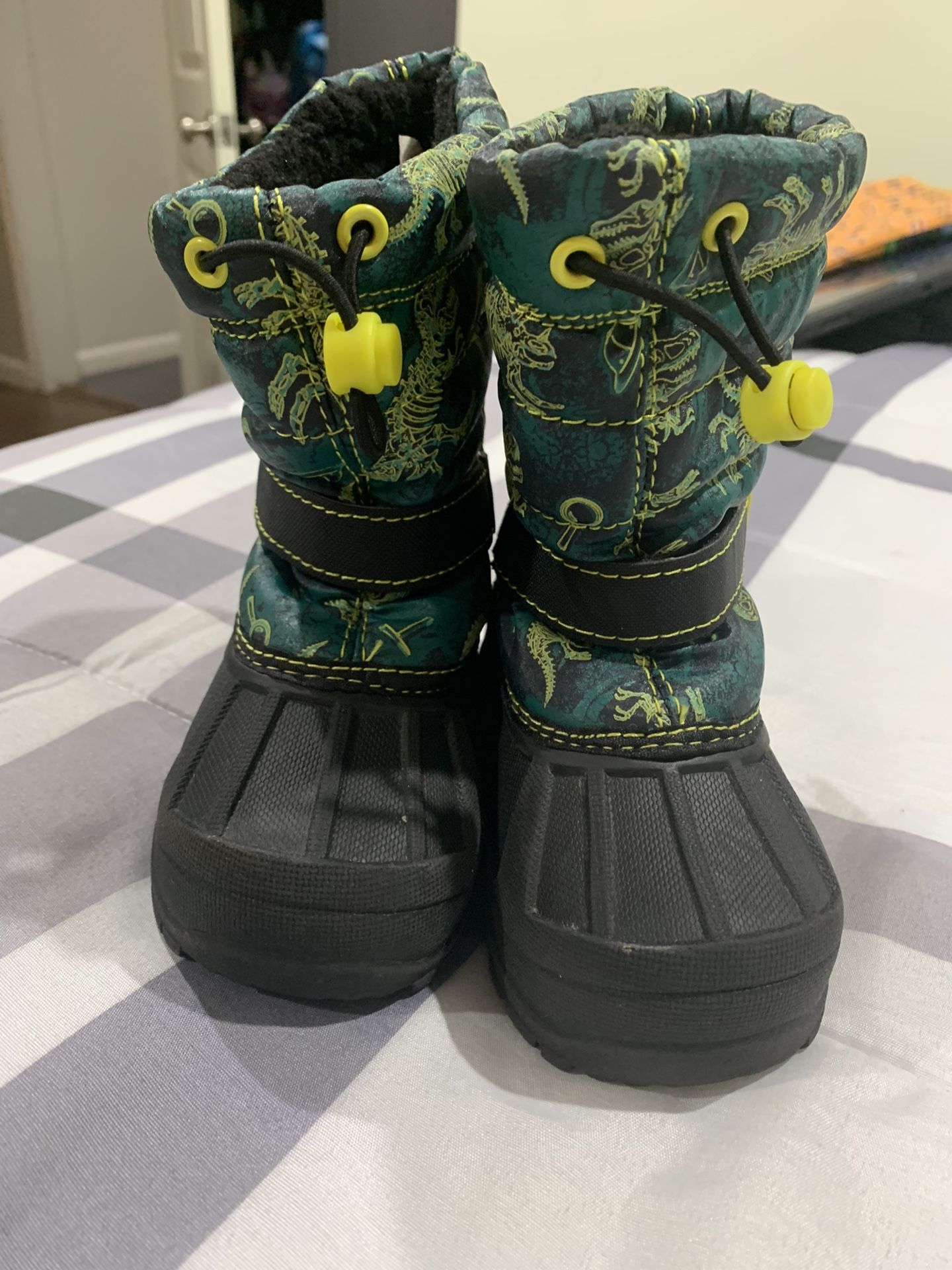 Snow boots (size 6T)