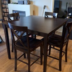Living Spaces Table /w 4 chairs