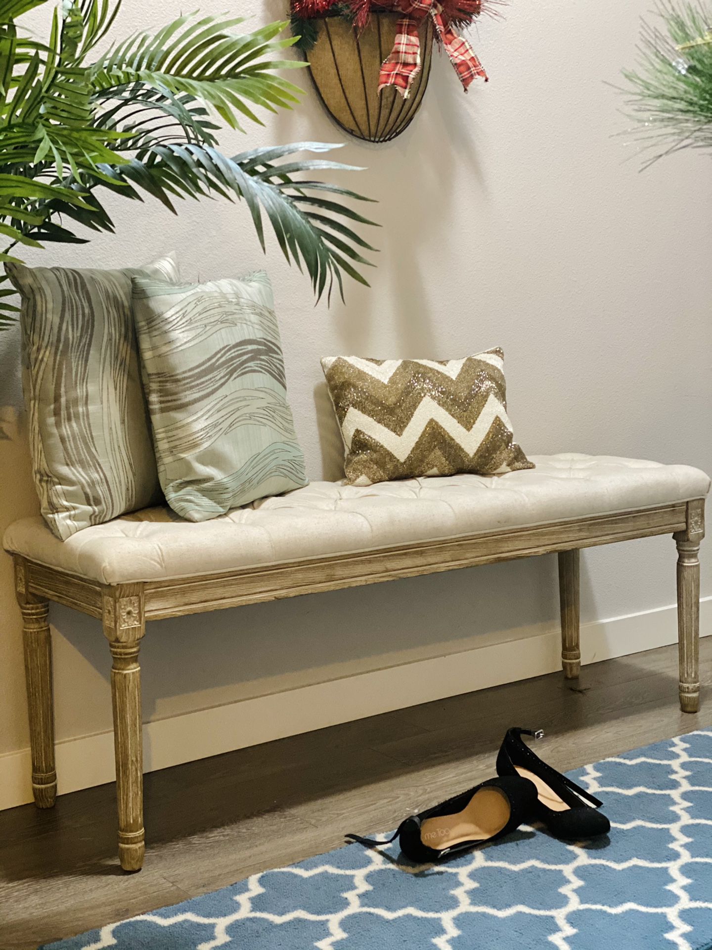 Upholstered traditional entryway wooden bench