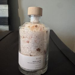 Bath salts with rose petals