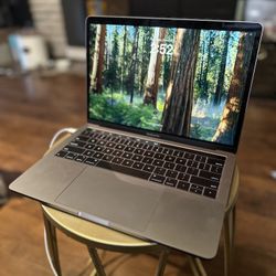 MacBook Pro 13”, 2019, x4 Thunderbolt 3 Ports