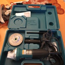 Makita Lightweight Angle Grinder 6 Amp Corded 4 in. with Grinding Wheel, Side Handle and Hard Case Excellent condition