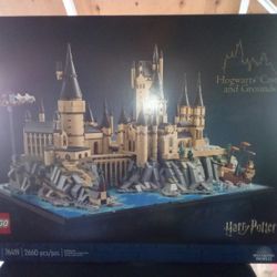 LEGO Harry Potter Hogwarts Castle And Grounds 