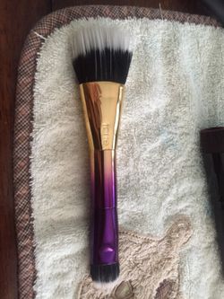 Tart contouring brush