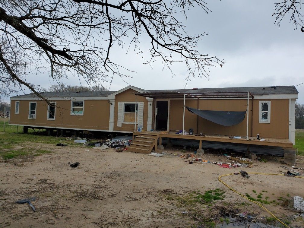 Three bedroom and two bathroom 60 by 18 in Fruitvale Texas. for Sale in