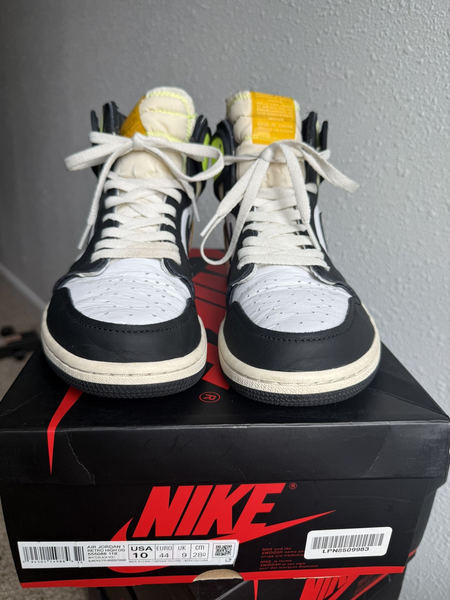 Jordan 1 High Retro - Black/Volt/University Gold