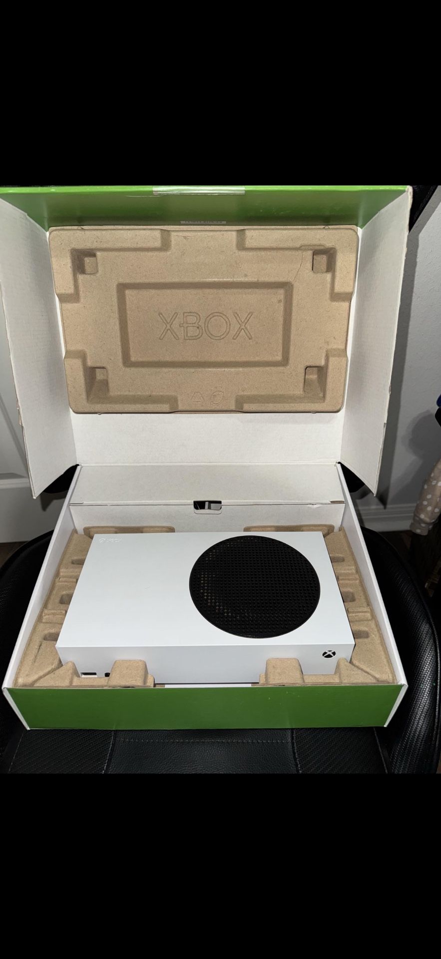 Xbox Series S. 2 Controllers