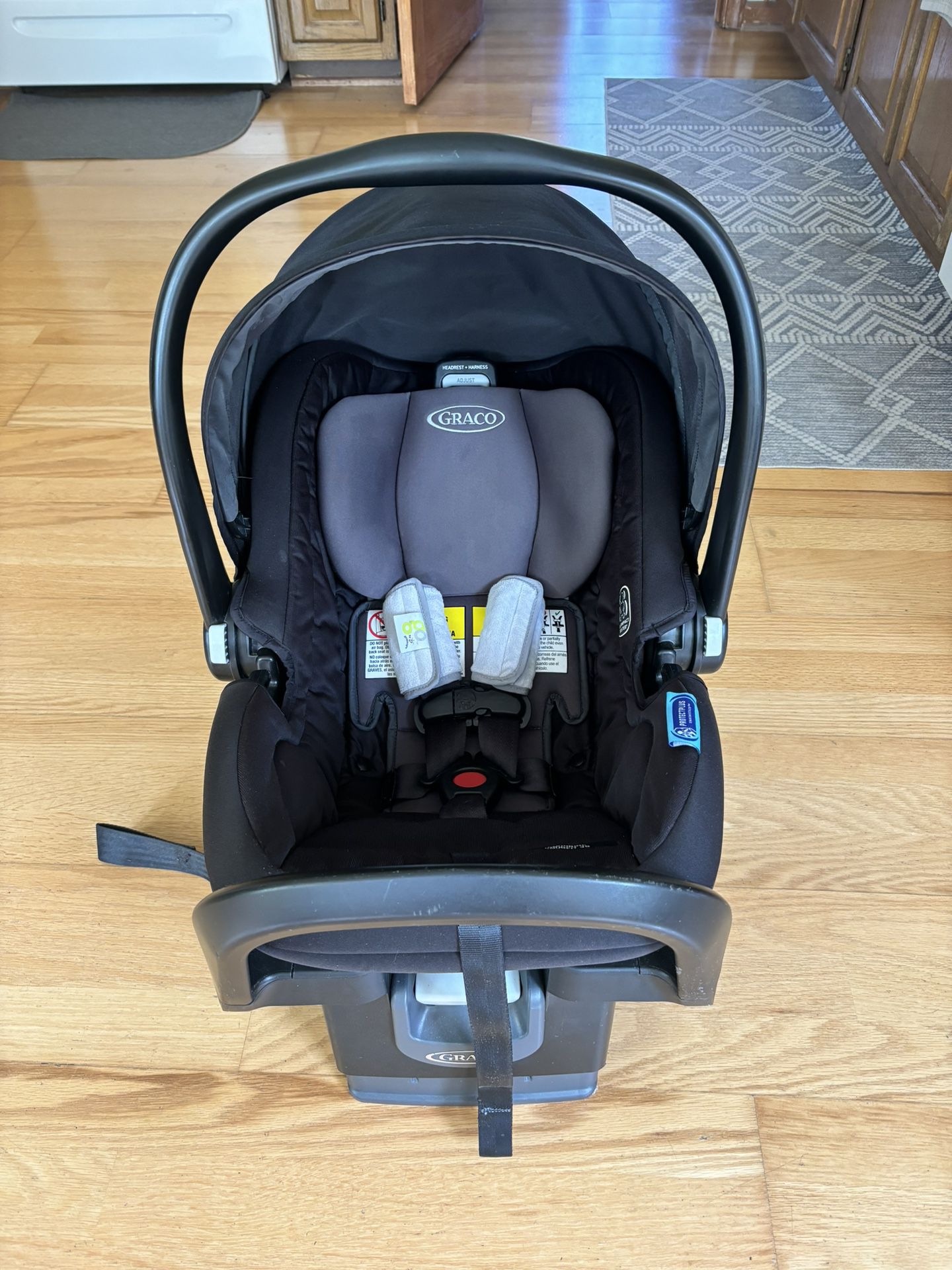 Graco Snugride Infant Car seat And Anti Rebound Base 