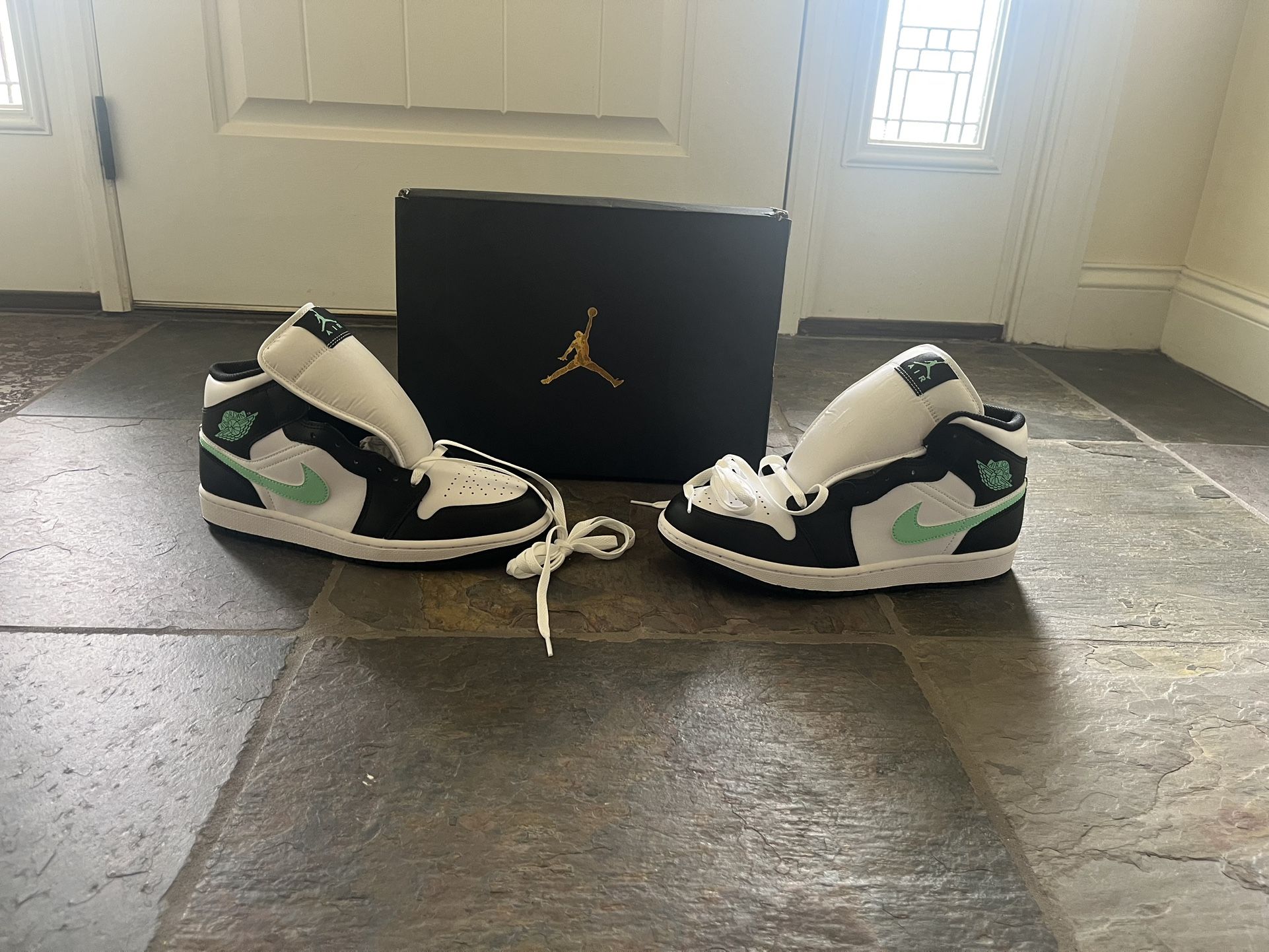 Mens Air Jordon 1 Mid’s