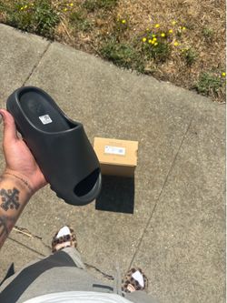 Onyx Yeezy slide sz 13