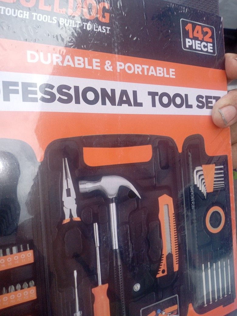 142 Piece Tool Set