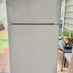 GE Top Freezer Refrigerator/ Fridge