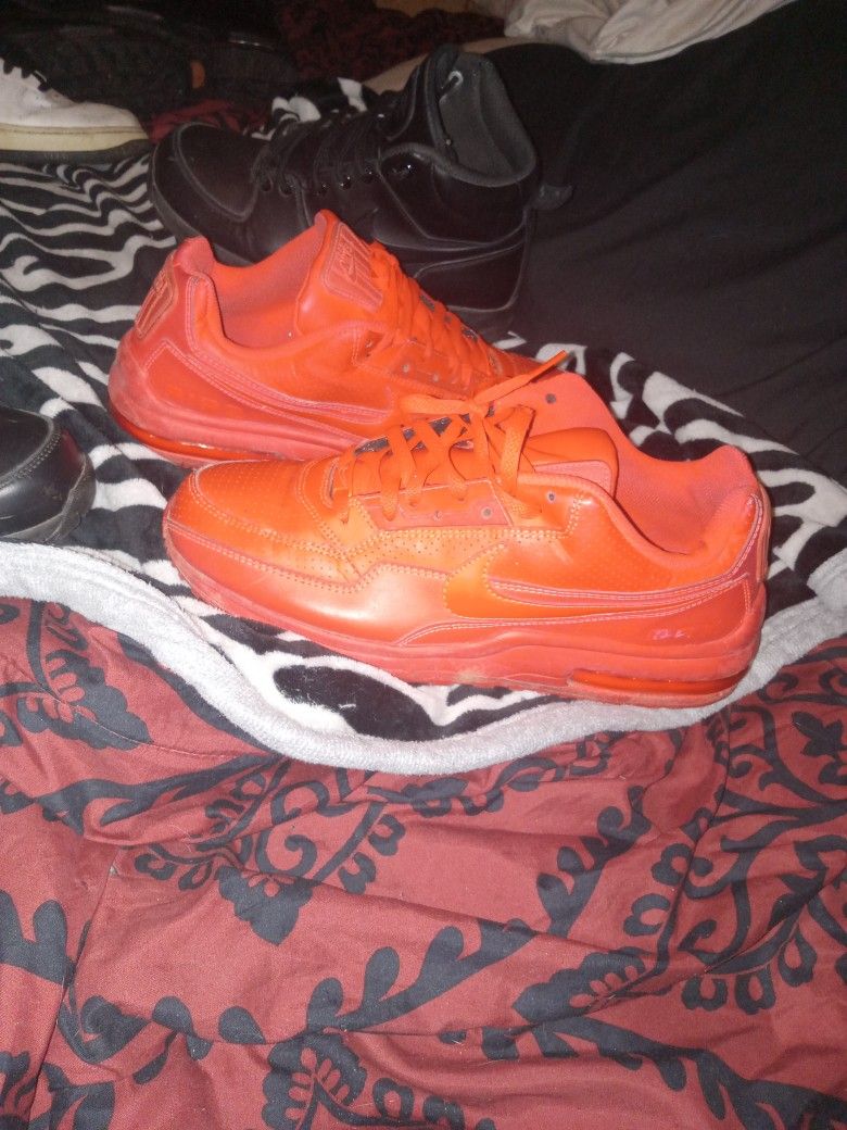 Men's Red Airmaxs Sz 11. Orange Lebron James brand new. Size 10.
All the other ones are 91/2 Nike Boots 9 and a 1/2
