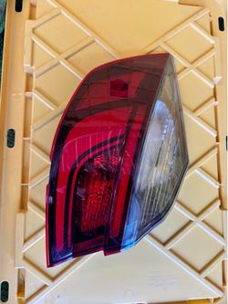 2019 Honda insight rear left taillight
