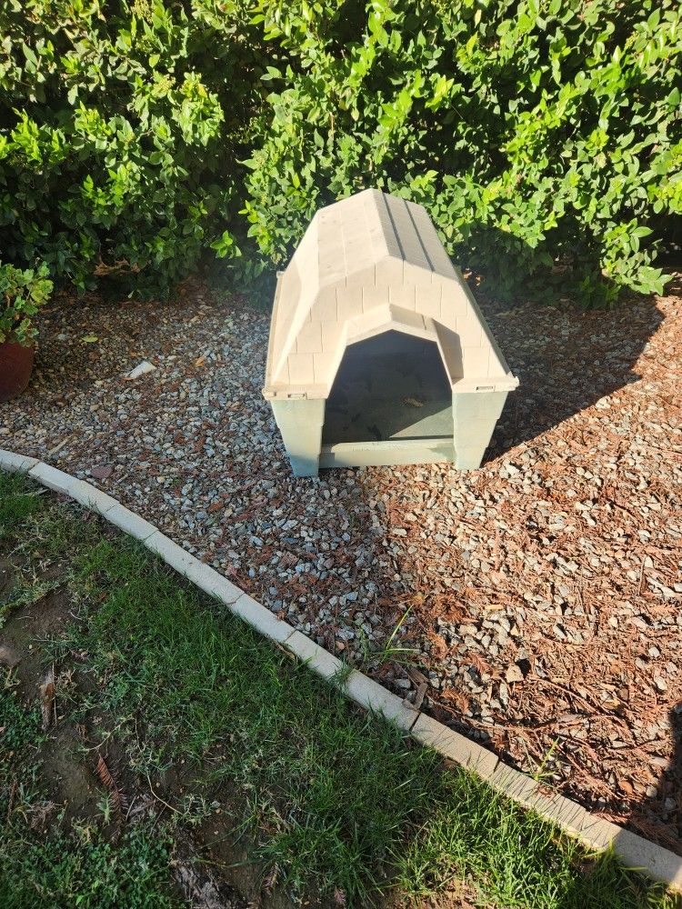 Decent large/medium size dog doghouse 
