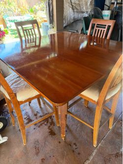 Free dining table