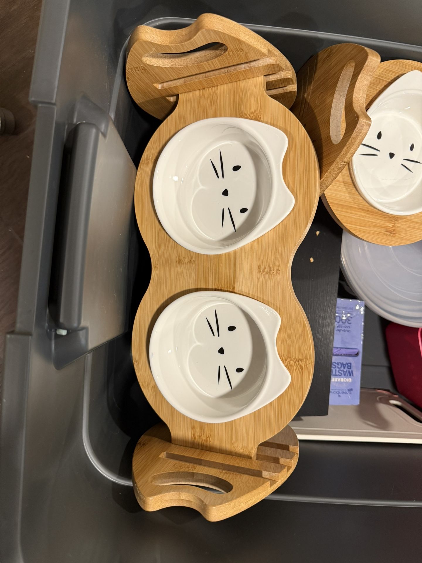 Cat’s Bowl With Adjustable Stand
