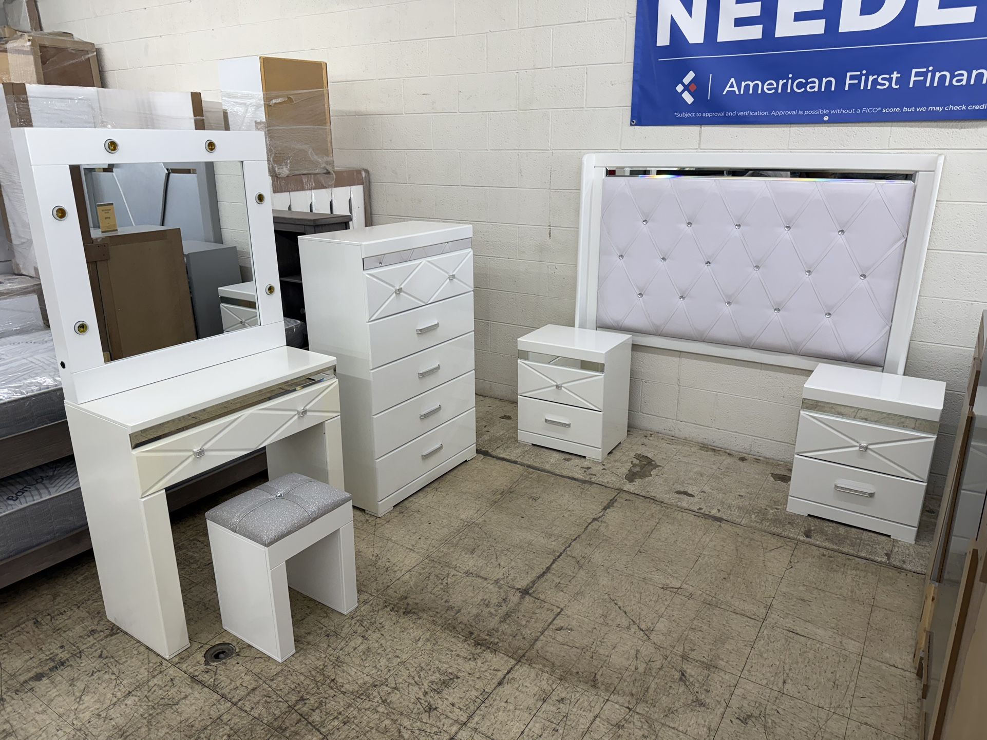 New White Bedroom Set With Vanity (Queen/Full/Twin)