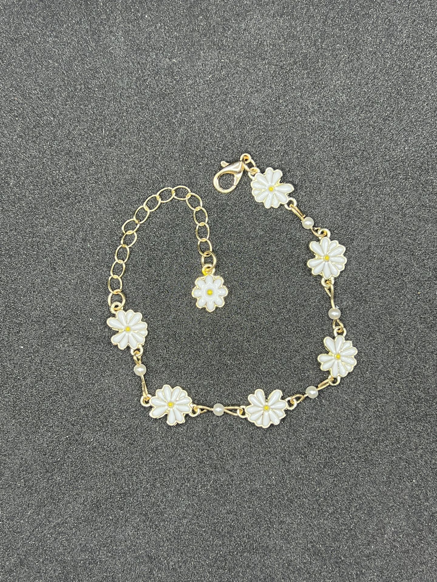 Daisy flower gold chain bracelet with pearl beads