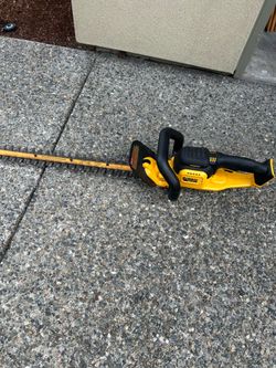 Dewalt 22 inch battery operated 20 V hedge trimmer