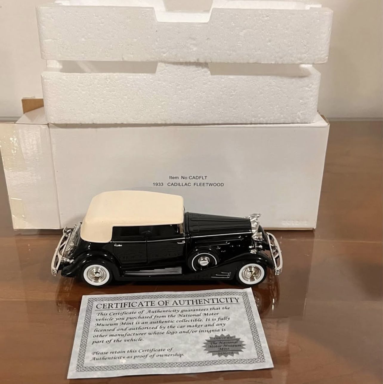1/32 Scale 1933 Cadillac Fleetwood Phaeton Diecast Car - Signature Models 32302. Box and certificate