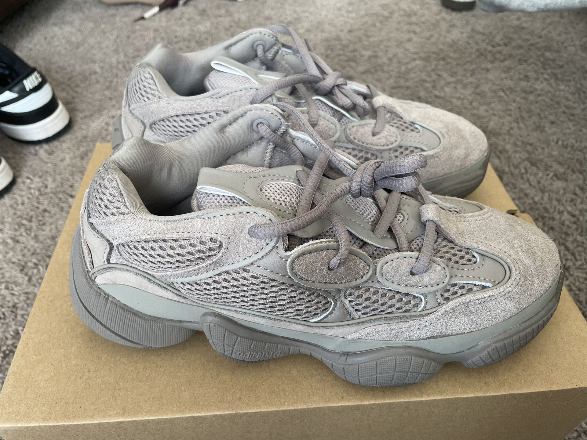 Yeezy 500 Size 6 boys display picture 3
