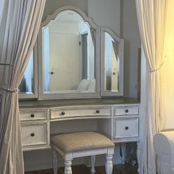 ✨ Vanity with uMirror & Stool – Like New ✨
