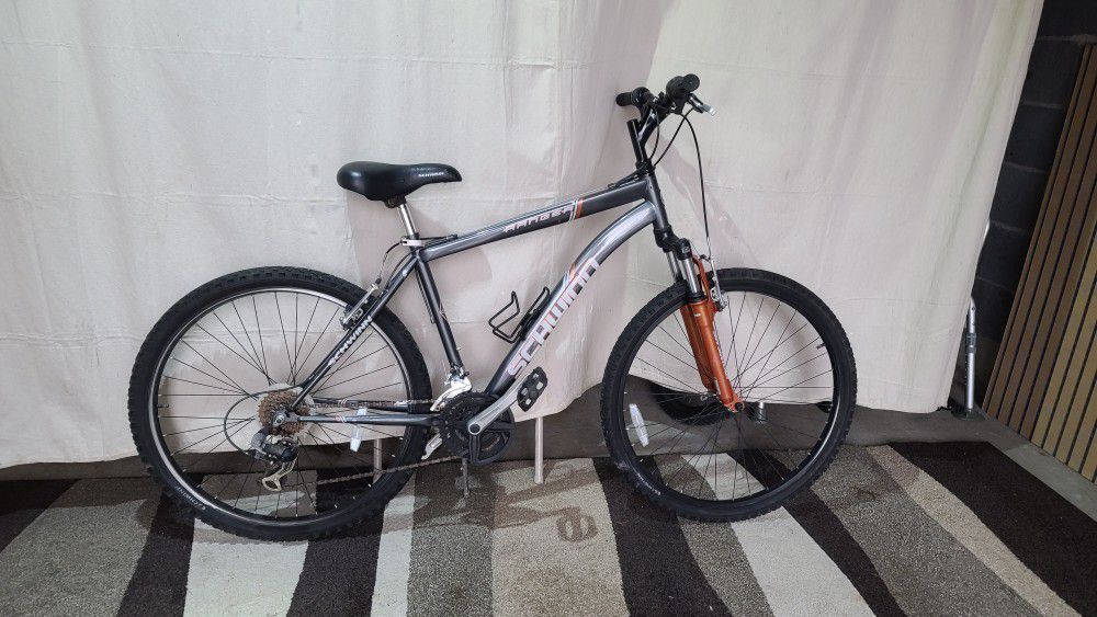 Schwinn mountain bike W/front suspension. 26" wheels, Med 17" frame. DELIVERY AVAILABLE.