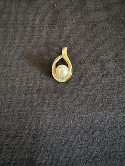14kt Yellow Gold Freshwater Cultured Pearl and A Small Diamond Accent Pendant