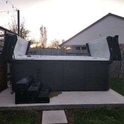 CAL SPA SWIM PRO HOT TUB