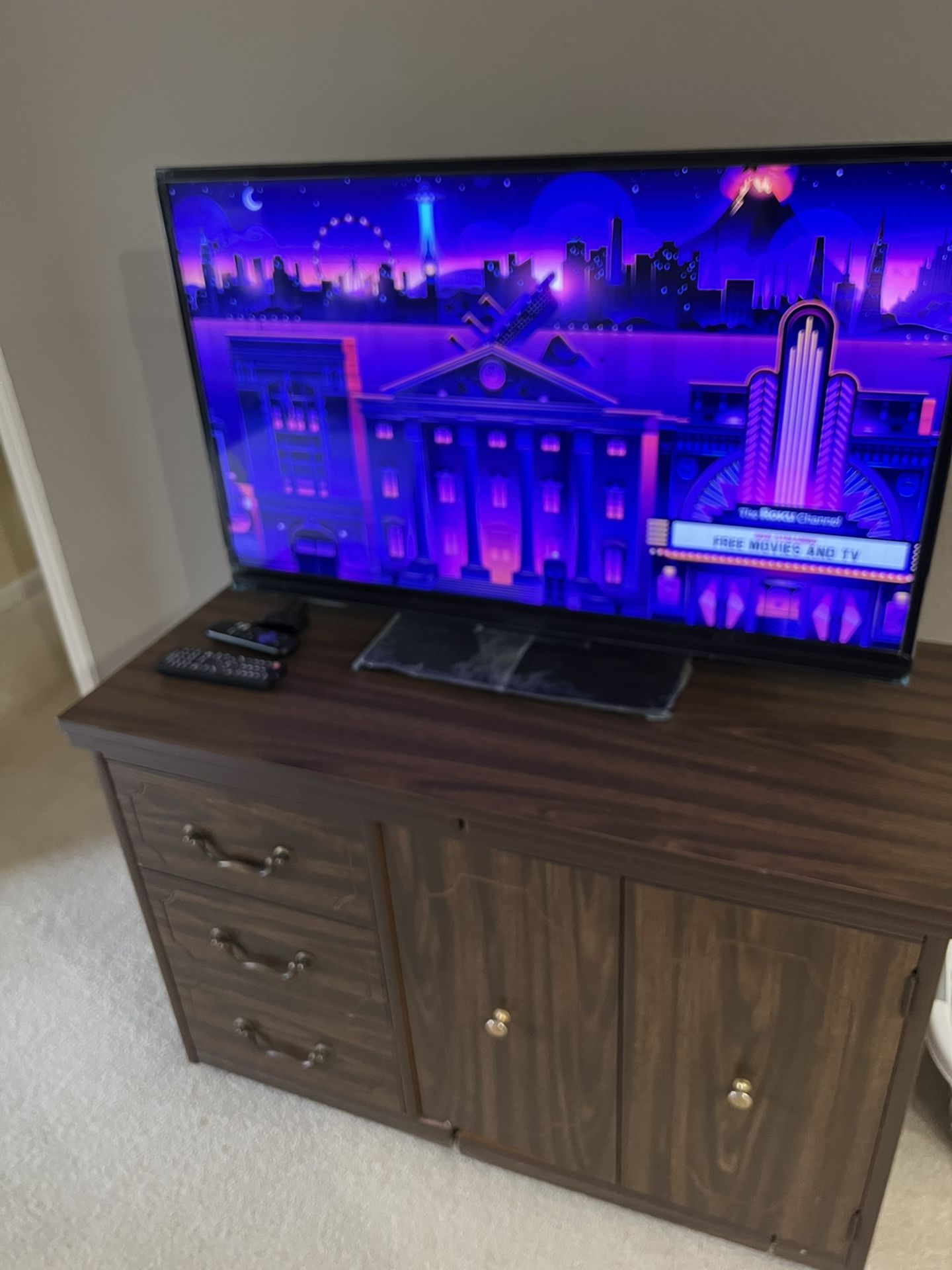Insignia 39” Full Hd 1080p Tv And The Multipurpose Tv Table Or Office Desk For Sale