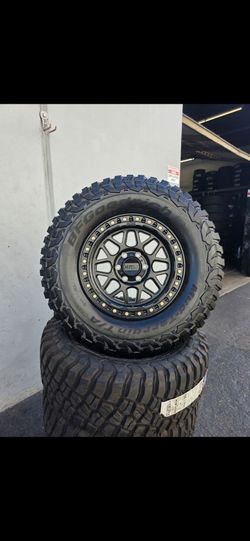 18" KMC w/ 35x12.50R18 BfGoodrich T/A KM3 Baja Champion MT tires
