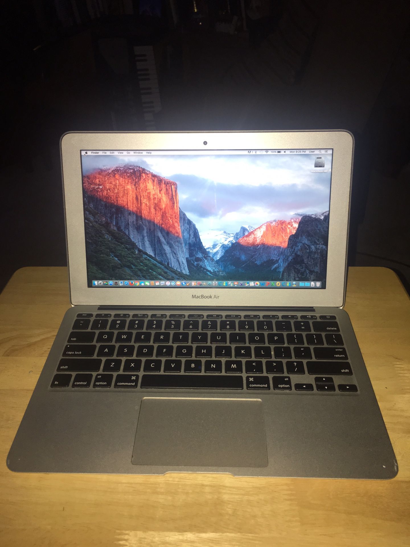 *TINY!* 2014 11.6” MacBook Air - 8 Gigs MEM! -Tons Of Software! Barely Used!-Only 27 Battery Cycles!