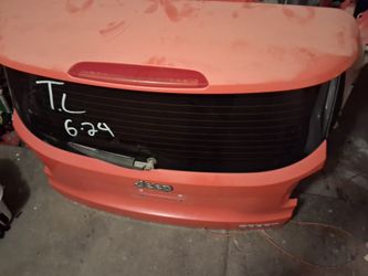 Jeep renegando  puerta trasera  y defensa trasera