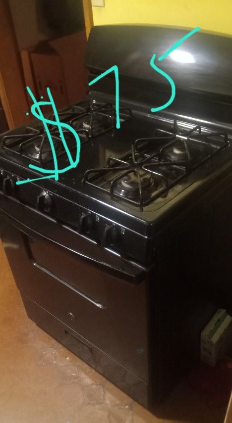 30" Gas GE Oven/range, Good Working Order . Black