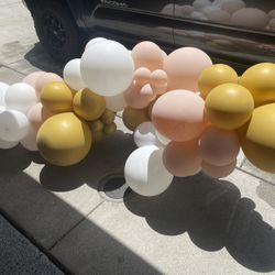 Ballon Arch With Stained Pallet