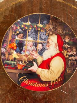 Vintage 1996 Avon Santa’s Loving Touch Christmas Collector Plate 22K Gold Trim