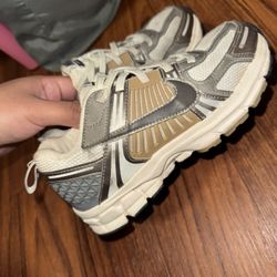 Kids Size 1 Nike Vomero 5