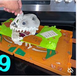 $9 Matchbox pop up foldable Dinosaur 🦖 set in great condition