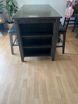 Dining table with 4 high stools