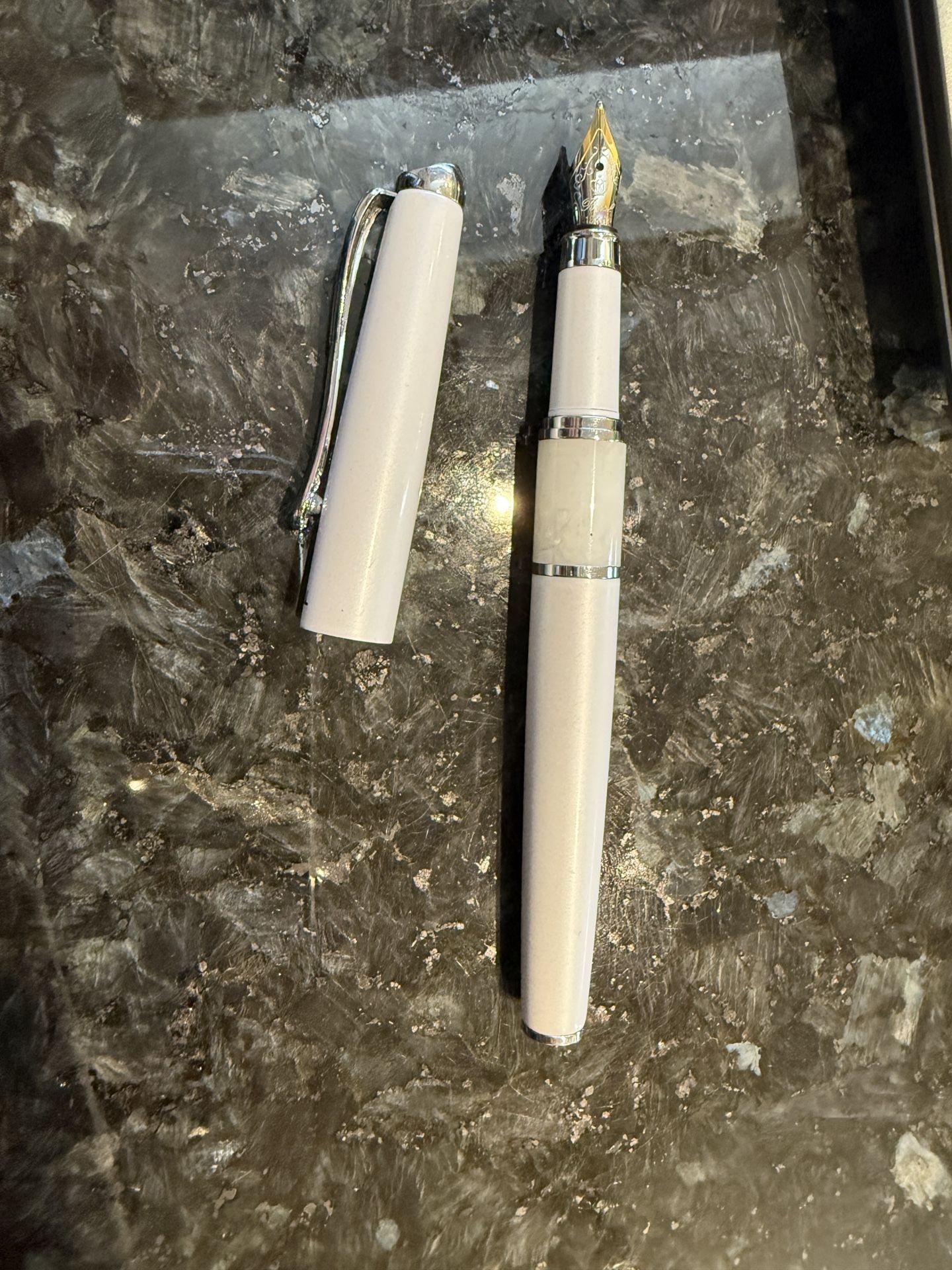 Like new Regal white pearl fountain pen