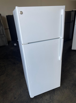 GE Top Freezer Fridge – White, Clean Interior, 19 cu ft
