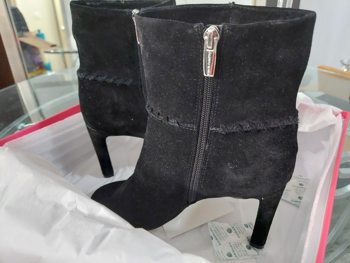 GORGEOUS Black Suede BOOTIES